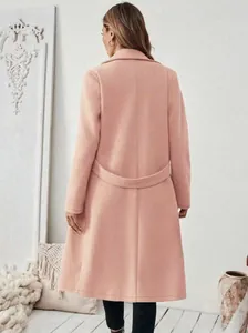 Vue de dos d'un long manteau en laine rose corail avec une sangle de taille élégante
