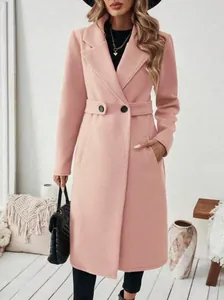 Manteau élégant en laine rose avec revers et boutonnage doublé porté par un mannequin.