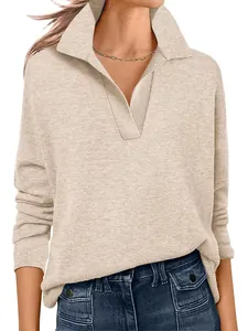 Gedetailleerde weergave van de V-hals en de gebreide textuur van deze beige top met mouwen