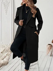 Vue détaillée d'un long manteau en laine noir avec revers élégants et silhouette
