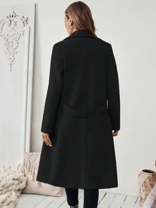 Vue arrière détaillée d'un élégant manteau long en laine noire avec une sangle de taille