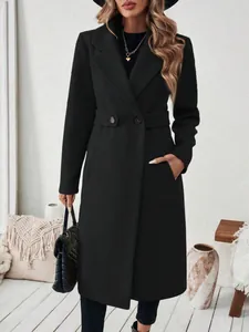Détail complet d'un élégant manteau en laine noir à double boutonnage pour femme