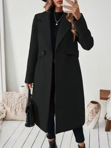 Vue complète d'un élégant manteau en laine noir à revers pour l'hiver