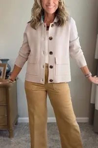Veste courte beige tendance pour femmes avec revers et boutons dans un cadre de vie