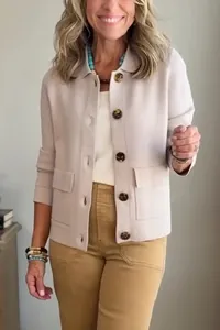 Veste courte beige élégante avec col à revers et boutons pour un look femme chic