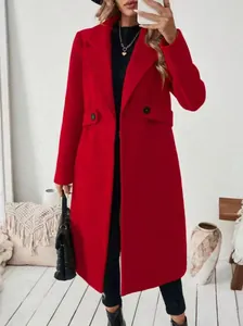 Détail d'un élégant manteau en laine rouge avec larges revers et doubles boutons.