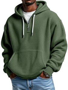 Detalle de sudadera con capucha para hombre en punto de gofre verde oliva