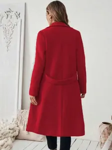 Élégant manteau long en laine rouge avec détail chic à la taille au dos pour femme