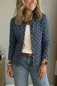 Gros plan sur une veste courte à motifs pour femme avec boutons vintage