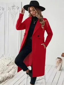 Vue détaillée d'un manteau long en laine rouge avec revers et boutons à double boutonnage