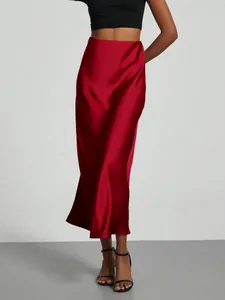 Eleganter weinroter Satin-Midirock mit hoher Taille und einer edlen, glänzenden Optik