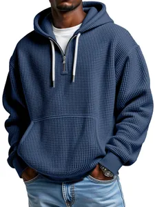 Detalle de sudadera con capucha azul marino en punto gofrado con media cremallera