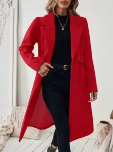 Manteau long élégant en laine rouge avec col à revers et coupe droite pour l'hiver.