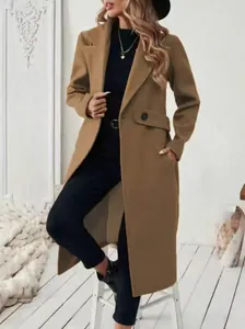 Femme élégante portant un long manteau en laine kaki à revers dans un intérieur moderne