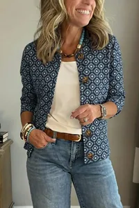 Détail d'une veste pour femme bleue à motifs géométriques et boutons décoratifs