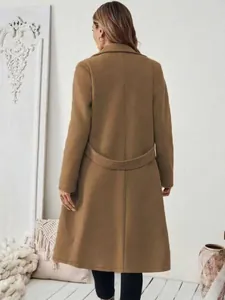 Vue arrière d'un manteau en laine camel pour femme avec une longue silhouette élégante