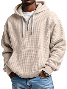Detalle de sudadera beige de punto gofrado para hombre con capucha y media cremallera
