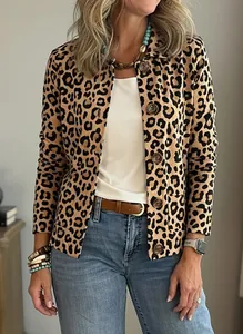 Veste courte à imprimé léopard chic avec revers et boutons pour un look décontracté.