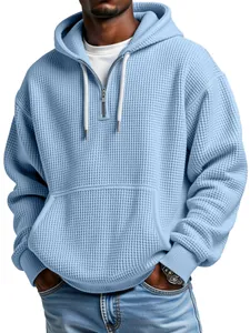 Detalle de sudadera para hombre con capucha de punto gofre azul claro y media cremallera