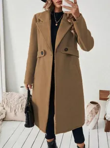 Vue détaillée d'un manteau en laine camel avec revers et boutons décoratifs à la taille.