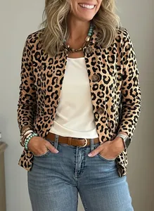 Vue détaillée d'une veste courte imprimé léopard pour femme avec des boutons.