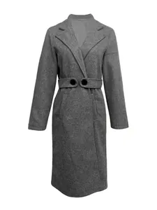 Détail d'un manteau en laine gris avec col à revers et ceinture boutonnée.