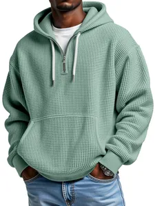 Detalle de la sudadera con capucha de punto gofre verde salvia para hombre de corte holgado