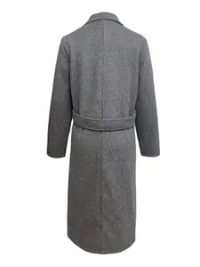 Vue arrière d'un manteau long en laine gris avec détail de ceinture structurée.