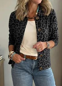Vue détaillée de la veste courte léopard pour femme avec revers et boutons en écaille