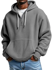Vista detallada de sudadera con capucha gris de punto gofrado con cremallera para hombre