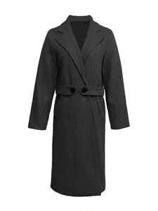 Vue de face professionnelle d'un long manteau en laine gris foncé de très haute qualité