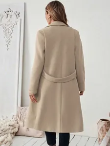 Détail de la vue arrière d'un élégant manteau en laine beige avec une sangle décorative