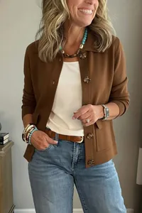 Vue détaillée d'une veste courte marron pour femme avec boutons en écaille