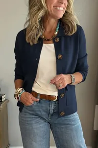 Vue détaillée de la veste courte bleu marine pour femme avec revers et boutons