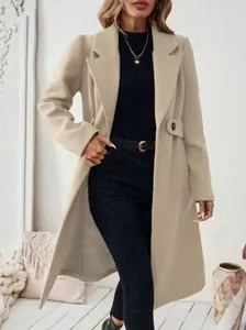 Élégant manteau en laine beige à revers pour femme dans une tenue d'automne chic