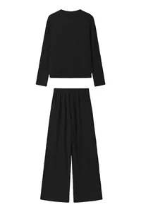 Vista posterior detallada de conjunto de ropa cómoda de dos piezas acanalado negro.