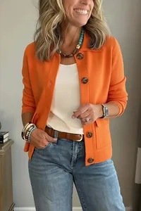 Cardigan court orange élégant avec revers et gros boutons tortue présenté sur modèle.
