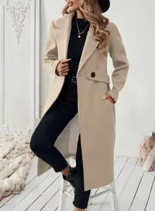 Vue complète d'un élégant manteau en laine beige avec de larges revers et boutons.