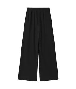 Vista detallada de pantalones negros de canalé con pernera ancha para mujer con talle alto