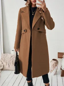 Élégant manteau long en laine camel mélangée à revers dans un décor intérieur chic