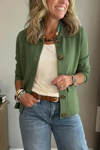 Vue détaillée d'un cardigan court vert olive pour femme avec boutons et col