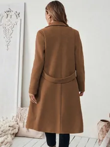 Vue arrière d'un long manteau en laine camel avec revers et détails à la taille.