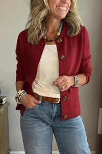 Gros plan d'un gilet rouge élégant pour femme avec col à revers et grands boutons en écaille