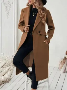 Détail complet d'un manteau classique en laine marron avec revers et bouton décor