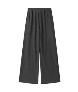 Detalle de pantalones de pernera ancha acanalados grises para mujer con cintura elástica