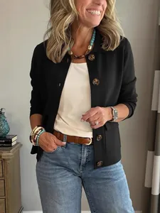 Veste courte noire pour femme avec revers et boutonnage simple élégante et chic