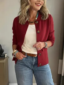 Veste courte en dralon rouge avec col à revers et boutonnage simple pour femmes