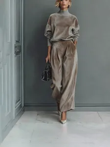 Elegantes zweiteiliges Samt-Set mit hochgeschlossenem Oberteil und weiter Hose für Damen
