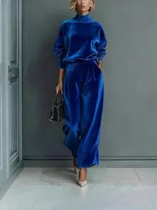 Elegantes königsblaues Samt-Set bestehend aus Rollkragenoberteil und weiter Hose