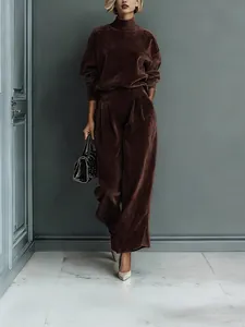 Elegantes braunes Samt-Set bestehend aus Langarmshirt und modischer weiter Hose für Damen
